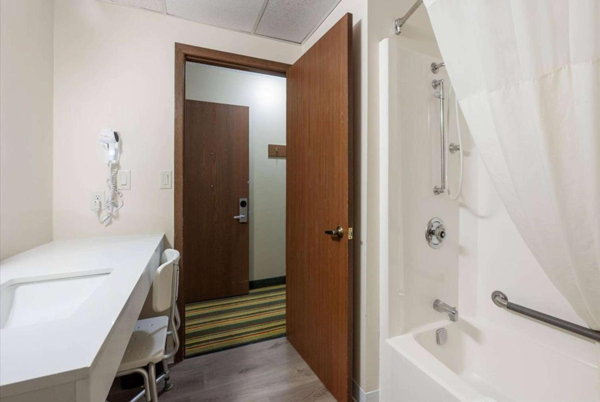 Super 8 By Wyndham Wi Hotel 2*